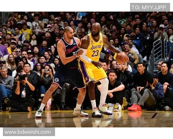 湖人对决快船深圳赛场激情四溢球迷期待精彩对抗与巅峰对决 湖人对决快船深圳赛场激情四溢球迷期待精彩对抗与巅峰对决